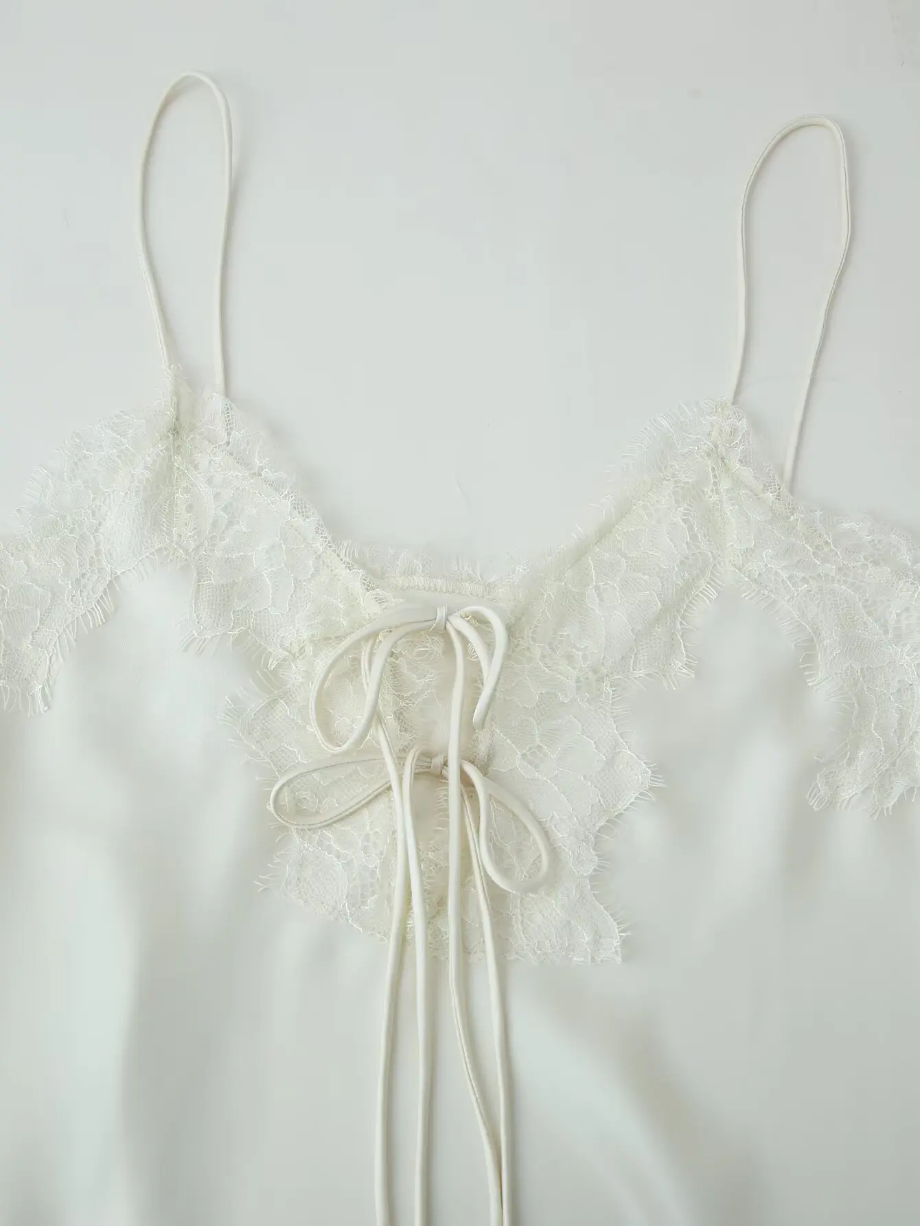 2025 Abito senza spalline in pizzo Abito da donna con scollo a V Abito senza spalline allentato Moda sexy Abito in pizzo di raso bianco Elegante cena da sera Nig