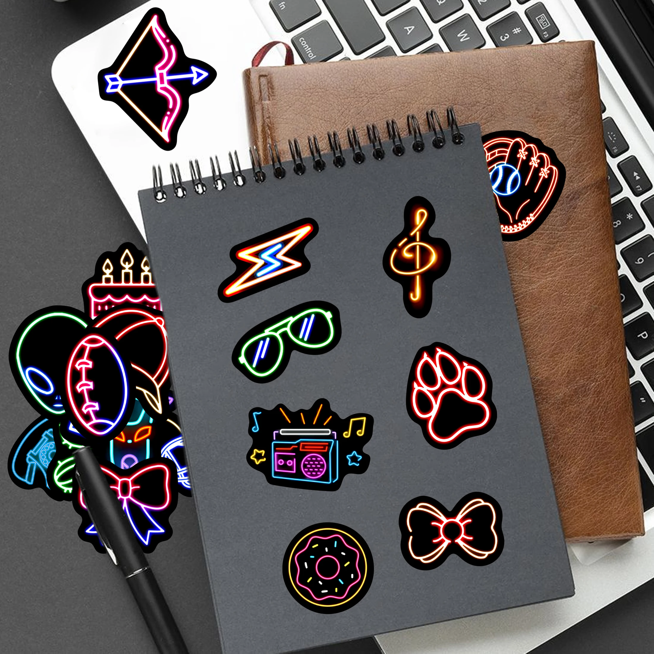 ملصقات زجاجة مياه نيون متوهجة في الظلام للأطفال، 51 قطعة من ملصقات الكمبيوتر المحمول اللطيفة المقاومة للماء من الفينيل، للبالغين والأطفال والمراهقين
