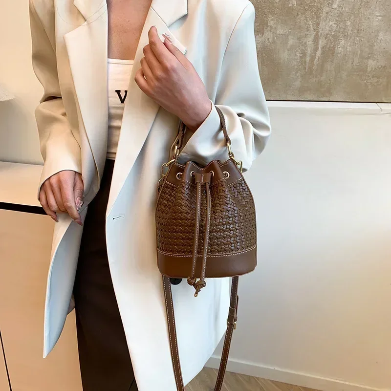 حقيبة دلو منسوجة على الطراز القديم لعام 2025 - حقيبة كتف نسائية ذات سعة كبيرة مع حقيبة هاتف قابلة للفصل #3