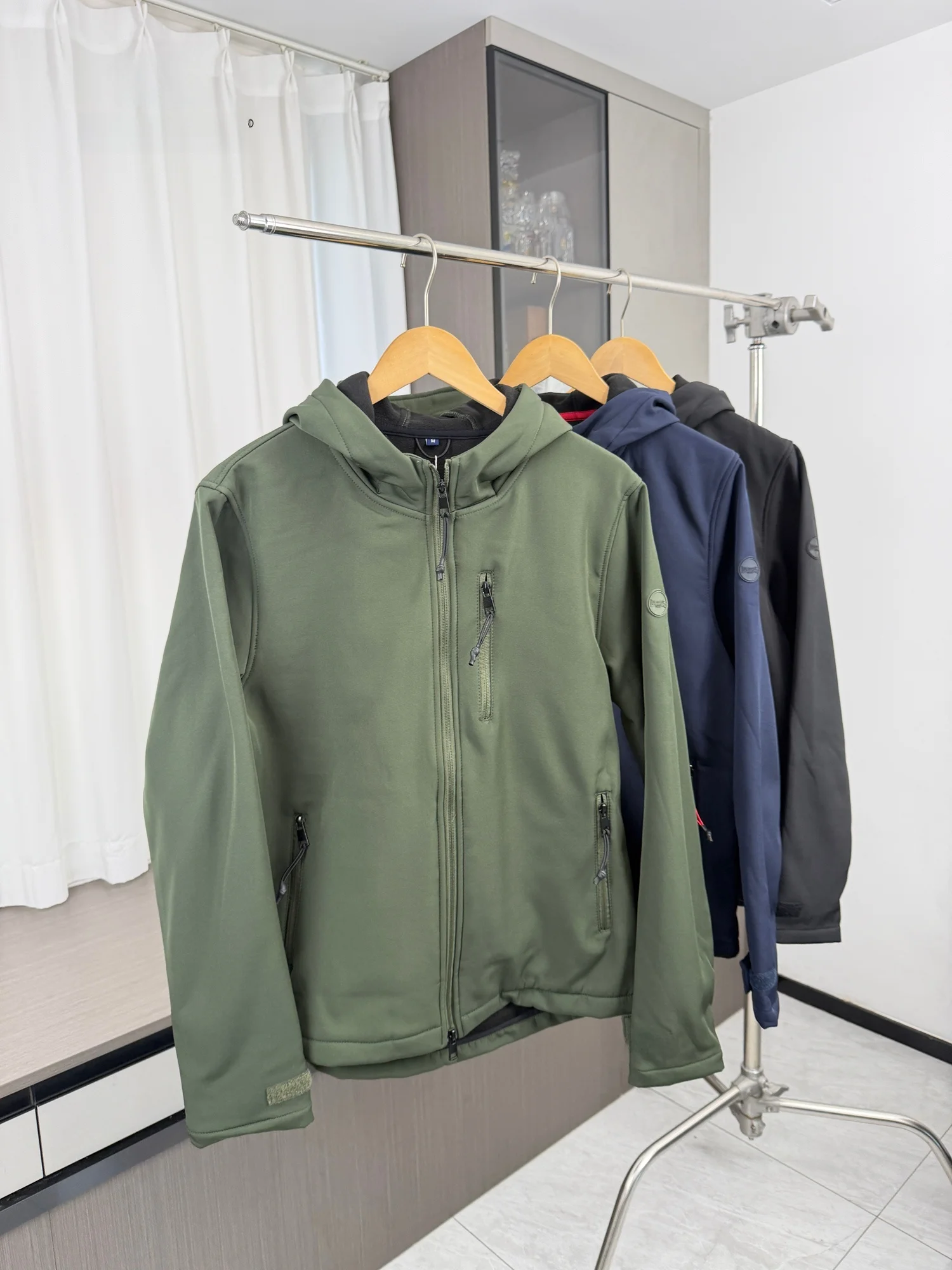 High Quality Men's Outdoor Softshell Fleece Lined Jacket Autumn Winter High End Coat Zipper Closure Long Sleeve Hooded