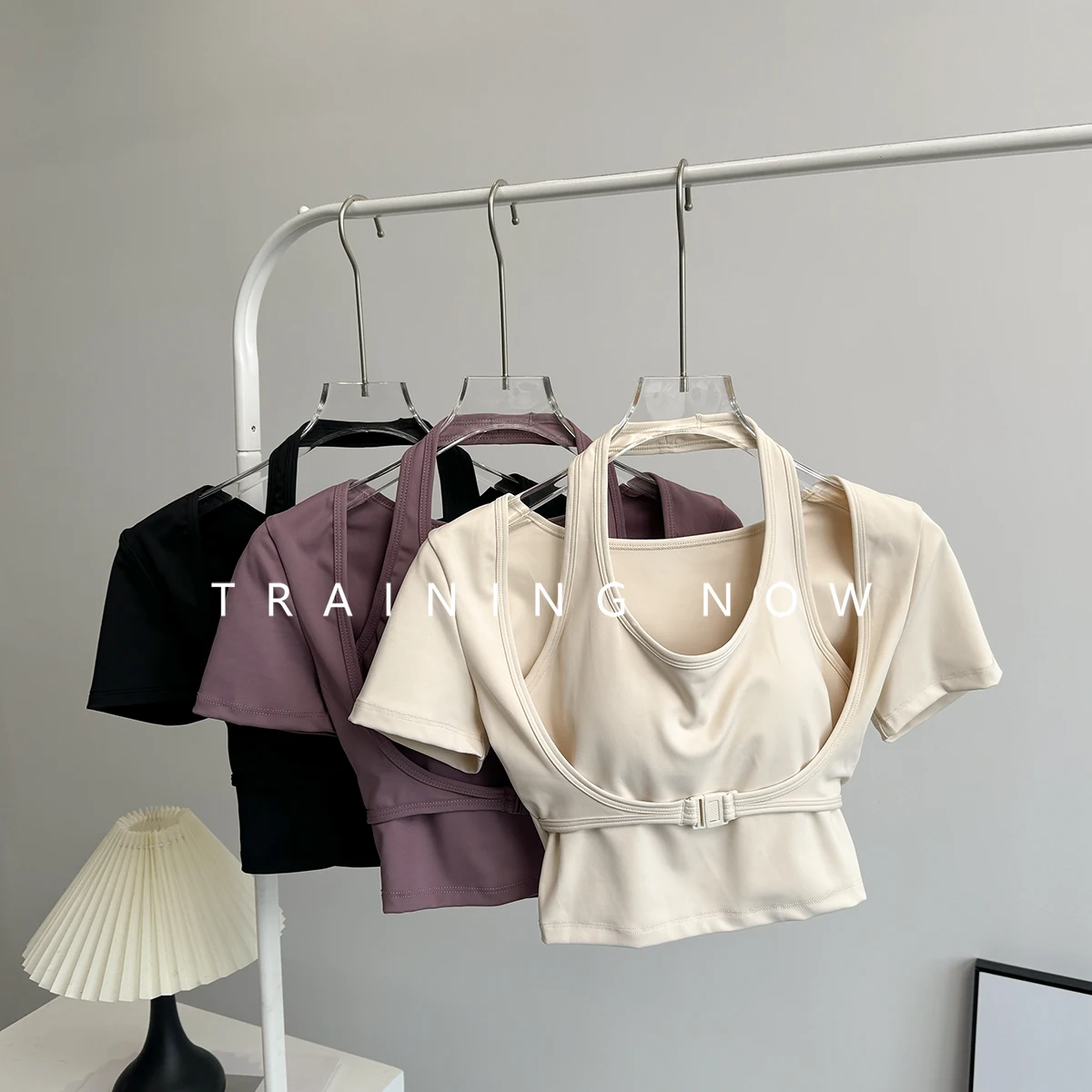 

Костюмы для йоги с короткими рукавами, женские красивые модные спортивные быстросохнущие топы для похудения, модные утренние беговые фитнес-костюмы