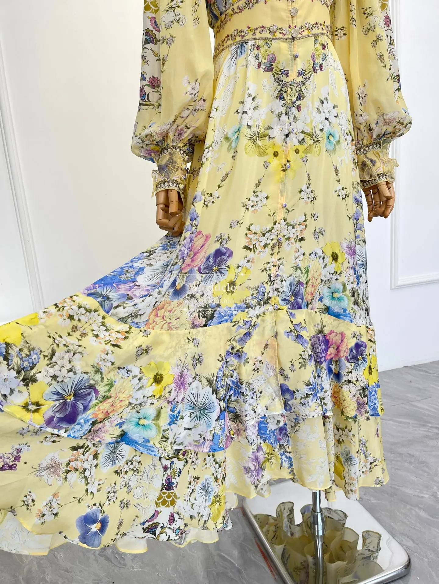 

Желтое платье миди с цветочным принтом, V-образным вырезом, пышными рукавами, присборенной талией, отделкой из бисера и многоярусными оборками, новинка 2026 года