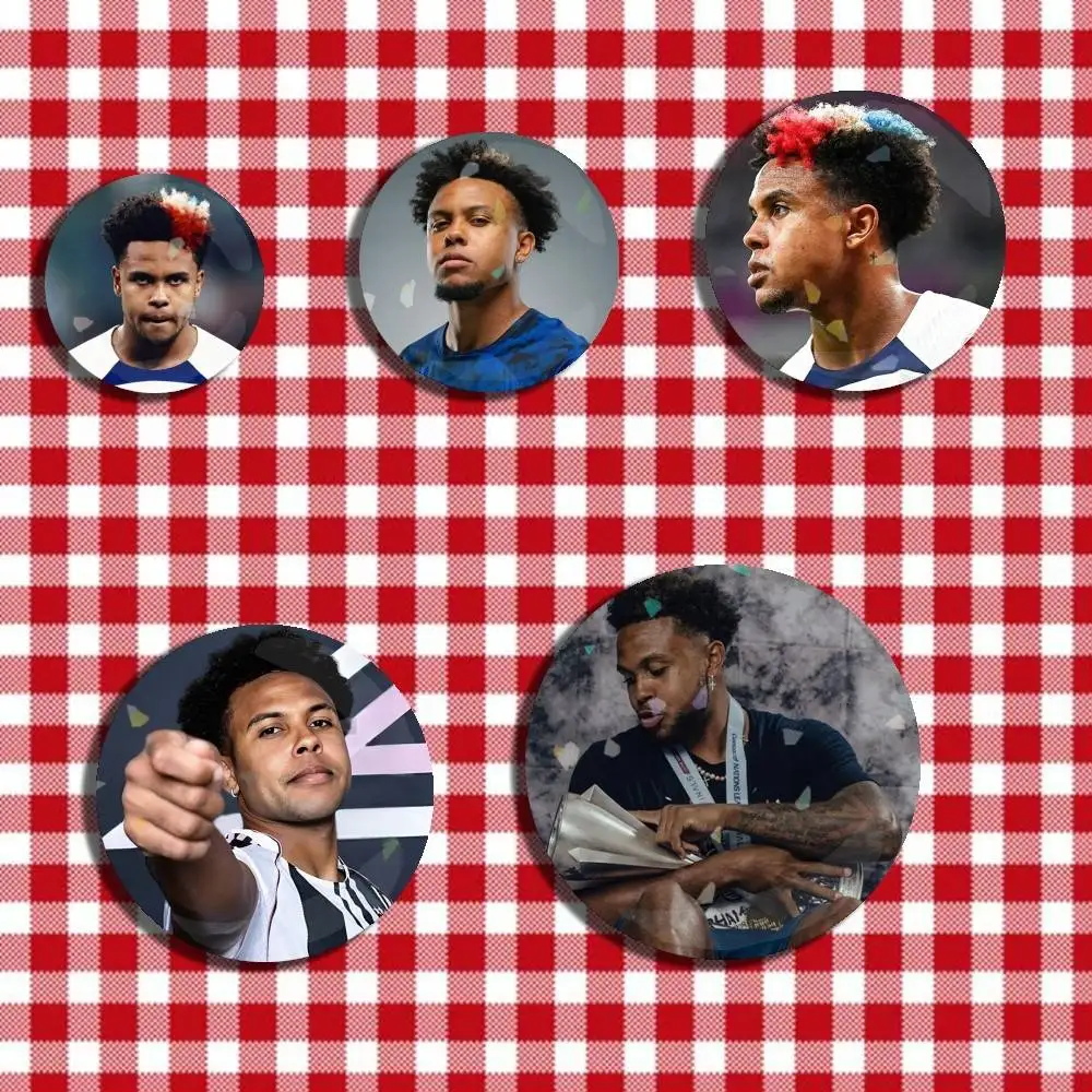 

Soccer W-Weston McKennie Boxtobox Laser Badge Creative Pins Brooch for Bag Clothes Hat Decor Gifts Fans Collect
