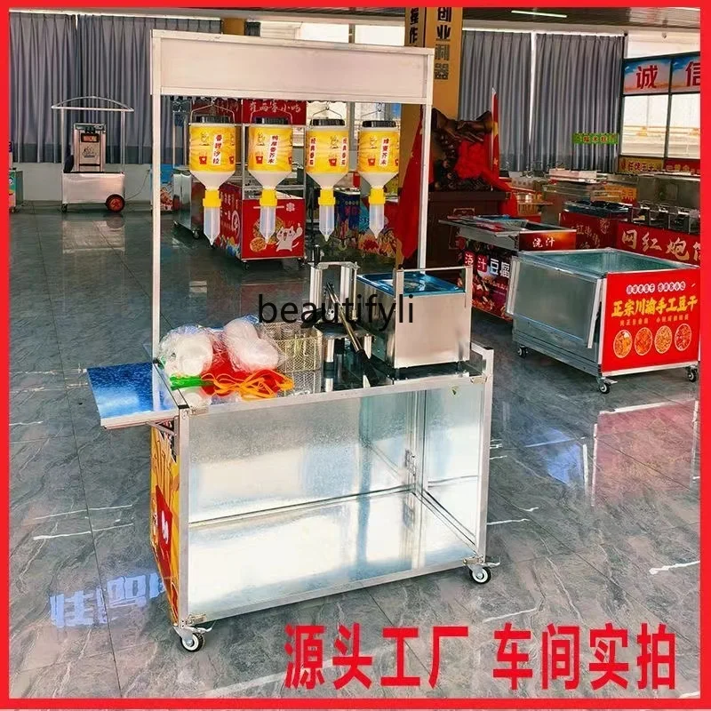 بطاطس مقلية صينية طازجة، رقائق بطاطس كبيرة مقلية طازجة، مقلاة عميقة، سيارة كشك متنقلة خارجية