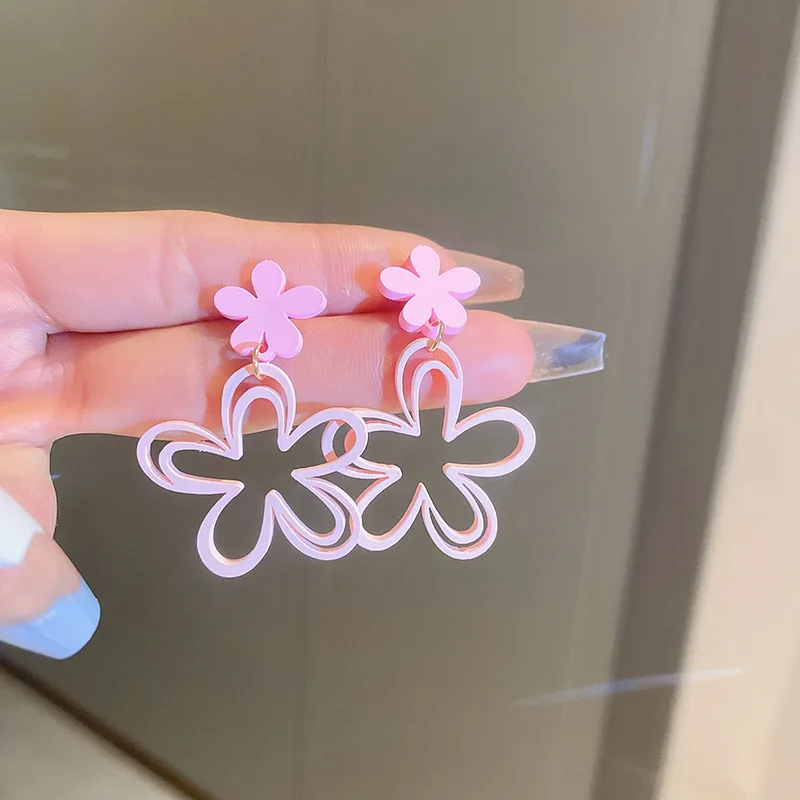 Simple, hollow flowers, stud earrings  spring and summer fashion commuting temperament advanced sense versatile earrings women