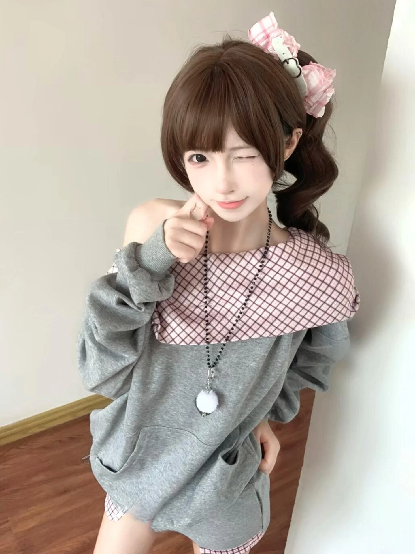 

Серый клетчатый свитер с открытыми плечами и шорты с высокой талией, женский комплект из двух предметов, корейская повседневная спортивная одежда для ранней осени