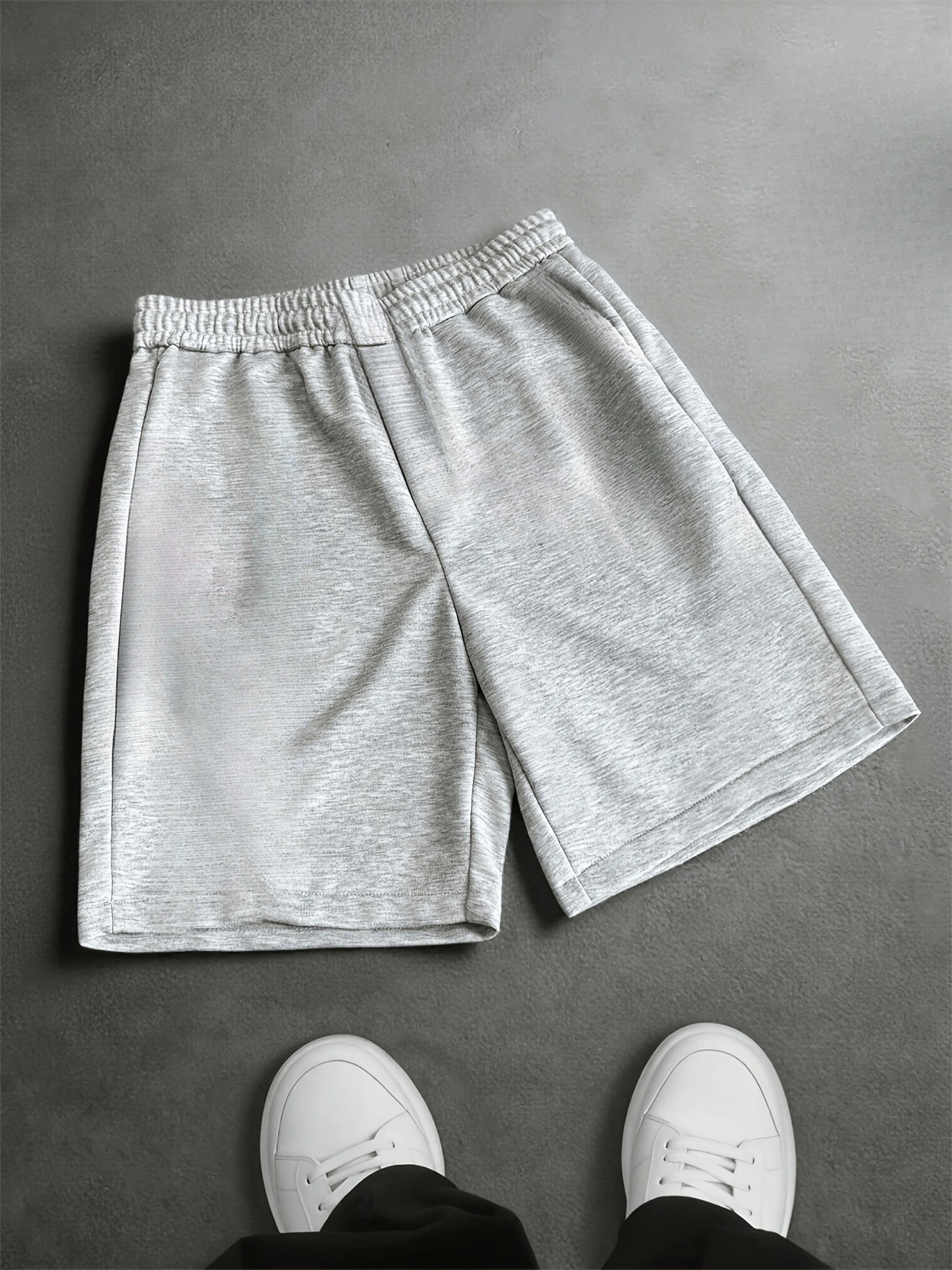 Calções desportivos casuais para homem, de corte folgado e comprimento até ao joelho, com um estilo moderno para todas as estações, ideais para o trei