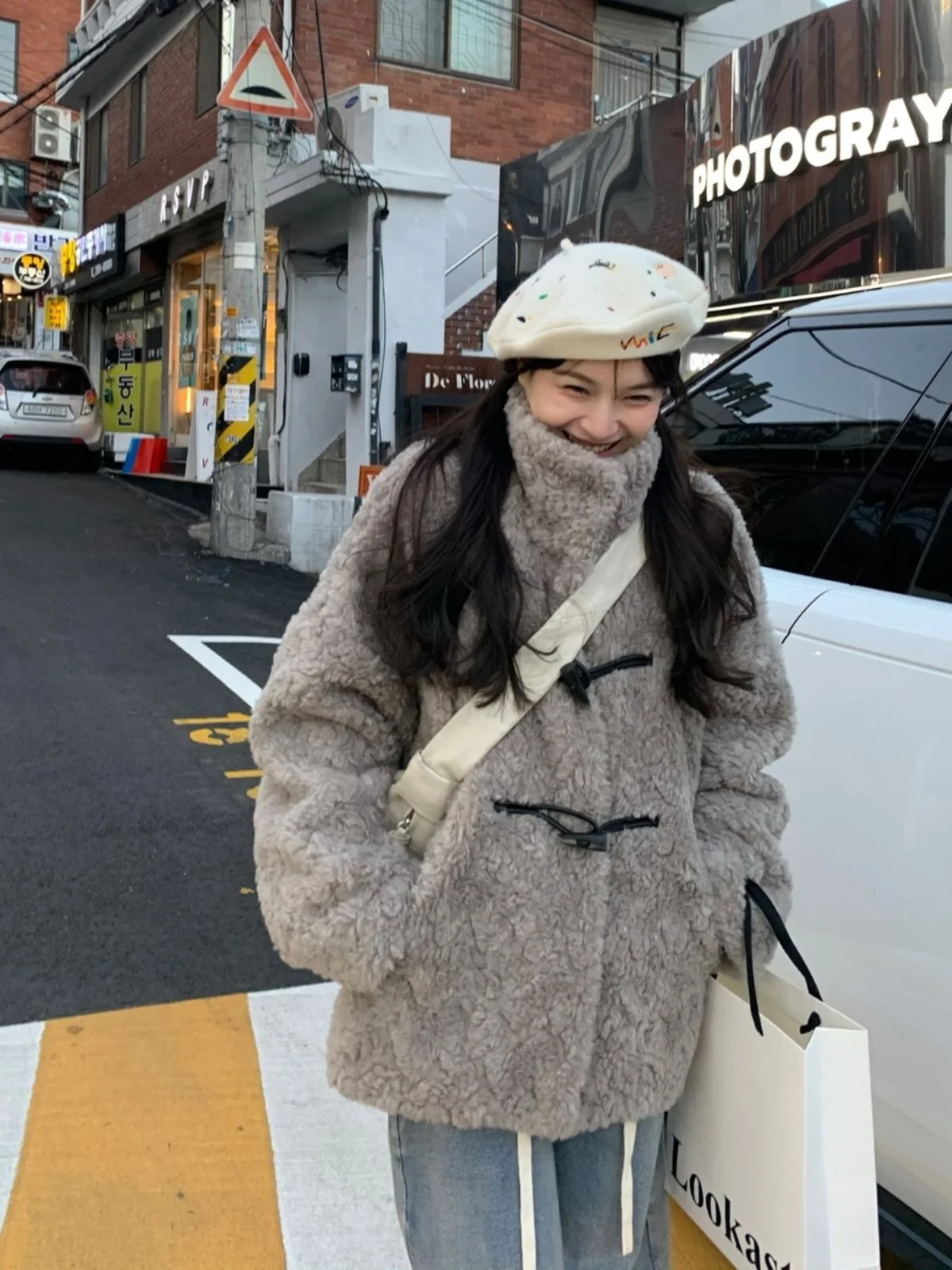 

Новая женская зимняя теплая куртка средней длины с воротником-стойкой, на пуговицах, из искусственного меха под овчину