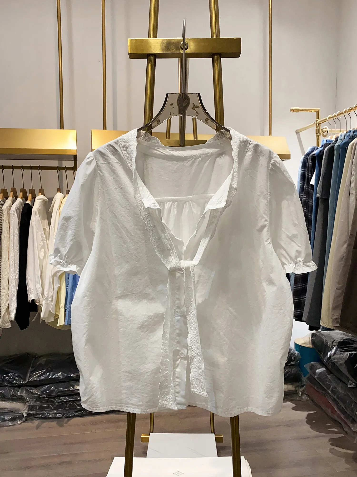 

Новая модная женская блузка 2026 года с кружевной отделкой, завязками спереди, на пуговицах, с V-образным вырезом, белая, с пышными рукавами, свободного кроя, в минималистичном корейском стиле, повседневный летний топ