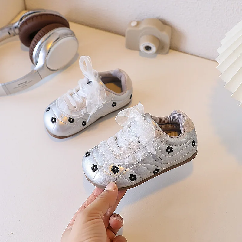 

Прогулочная обувь для маленьких девочек, осень 2023, детская повседневная обувь с цветочной вышивкой в стиле ретро, новые туфли принцессы для девочек на мягкой подошве