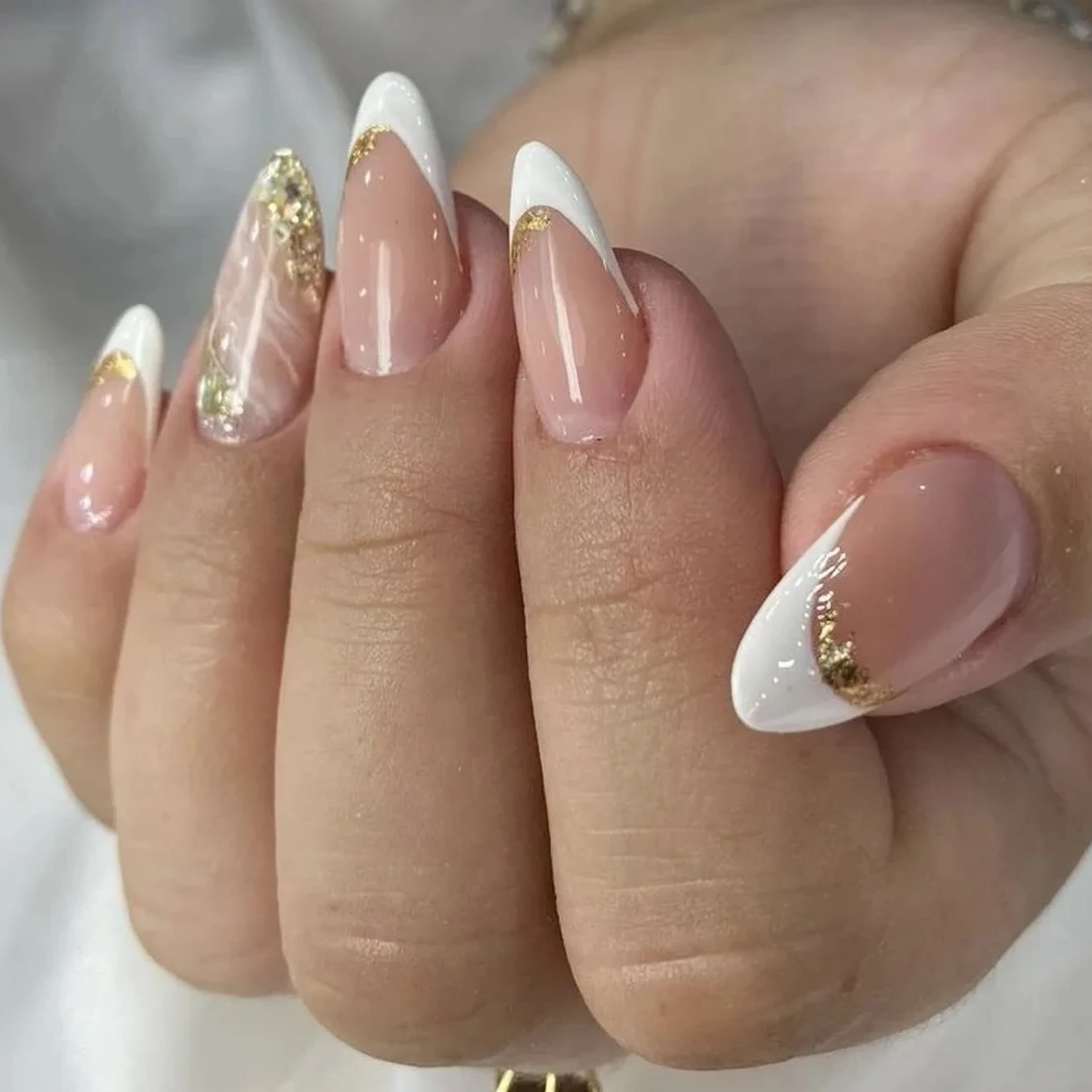 Elegant French Noble Gold Glitter Powder White Simple Almond Fake Nails Art False Nails Charm Tips Press on Nails Manicure Tools