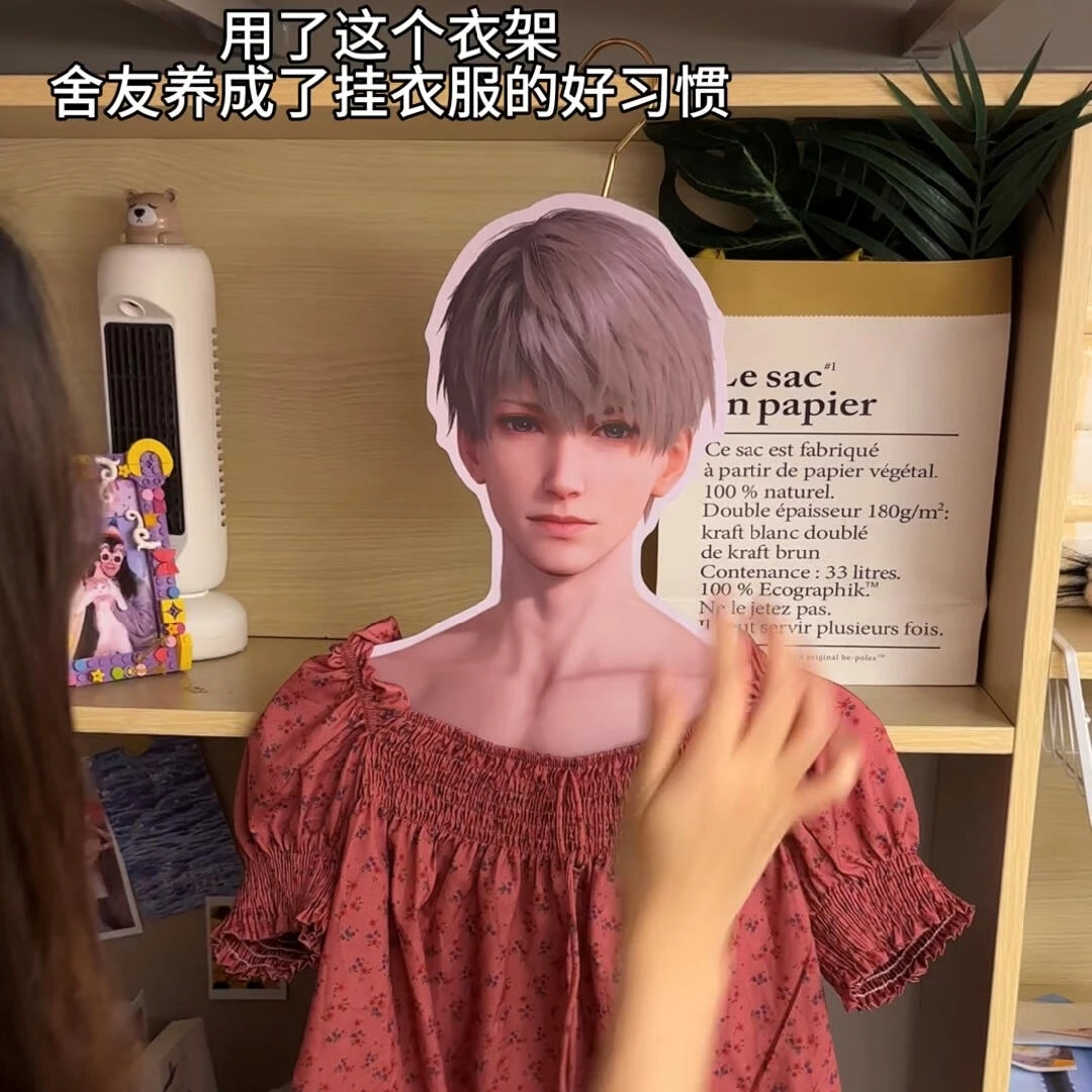 Percha de ropa humana de Anime Love and Deepspace, decoración de delicadeza de dibujos animados, colgante de individualidad