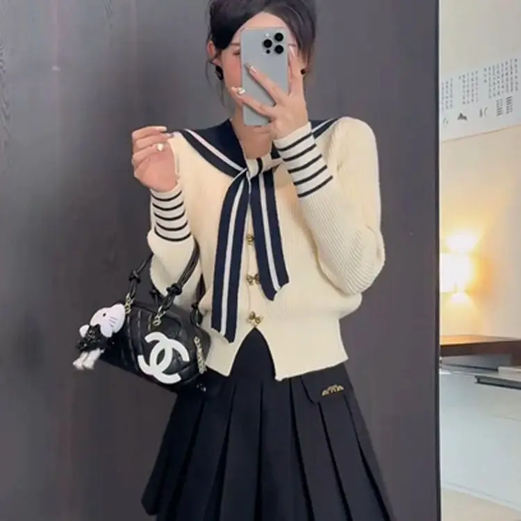 Suéter de malha xale com pescoço marinho coreano para mulheres outono e inverno exclusivo botão borboleta elegante e versátil corpo fino