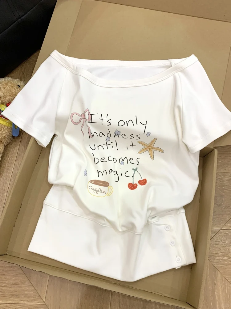 

Женская футболка с коротким рукавом и принтом в виде букв, с открытым плечом, в корейском стиле, с уникальным дизайном, милым и дерзким дизайном, корейский стиль.