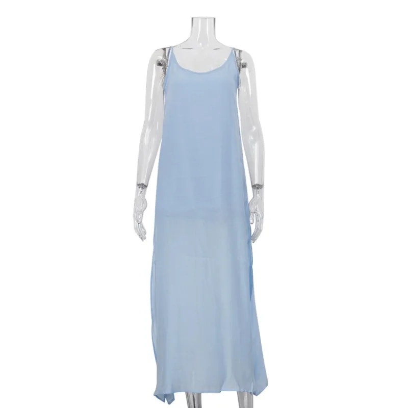 Długa sukienka maxi w stylu boho na plażę, luźna, rozkloszowana, elegancka, na ramiączkach, bez rękawów, z odkrytymi plecami i rozcięciem, idealna na lato.