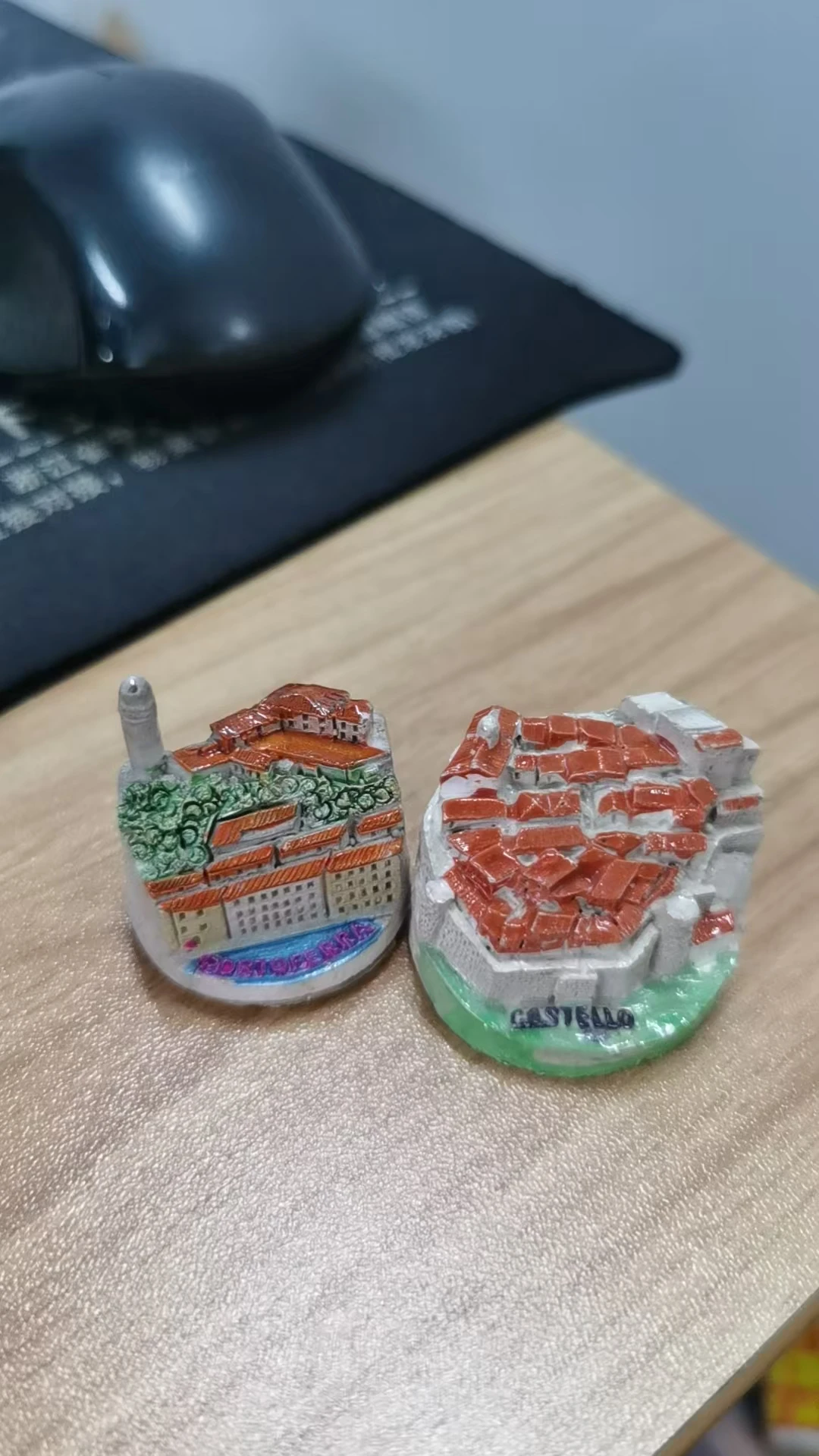 Miniature resin figure mental psychological sand table game box court therapy  building 2pcs/set