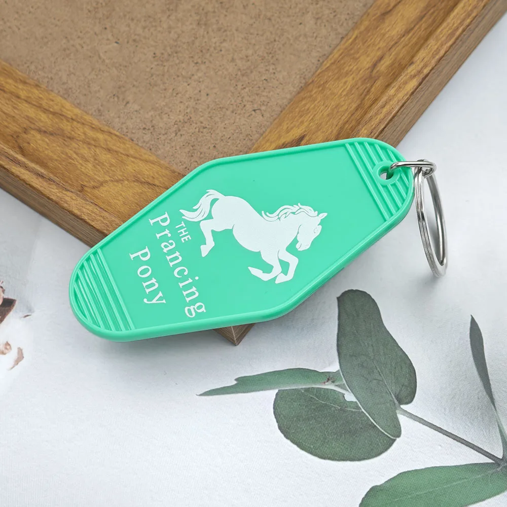 Der Prancing Pony Retro-Motel-Schlüsselanhänger, Fantasy-Film, Plastik-Schlüsselanhänger, Taschenanhänger, Sammlerstück, Geschenk für Fans – Detail 8