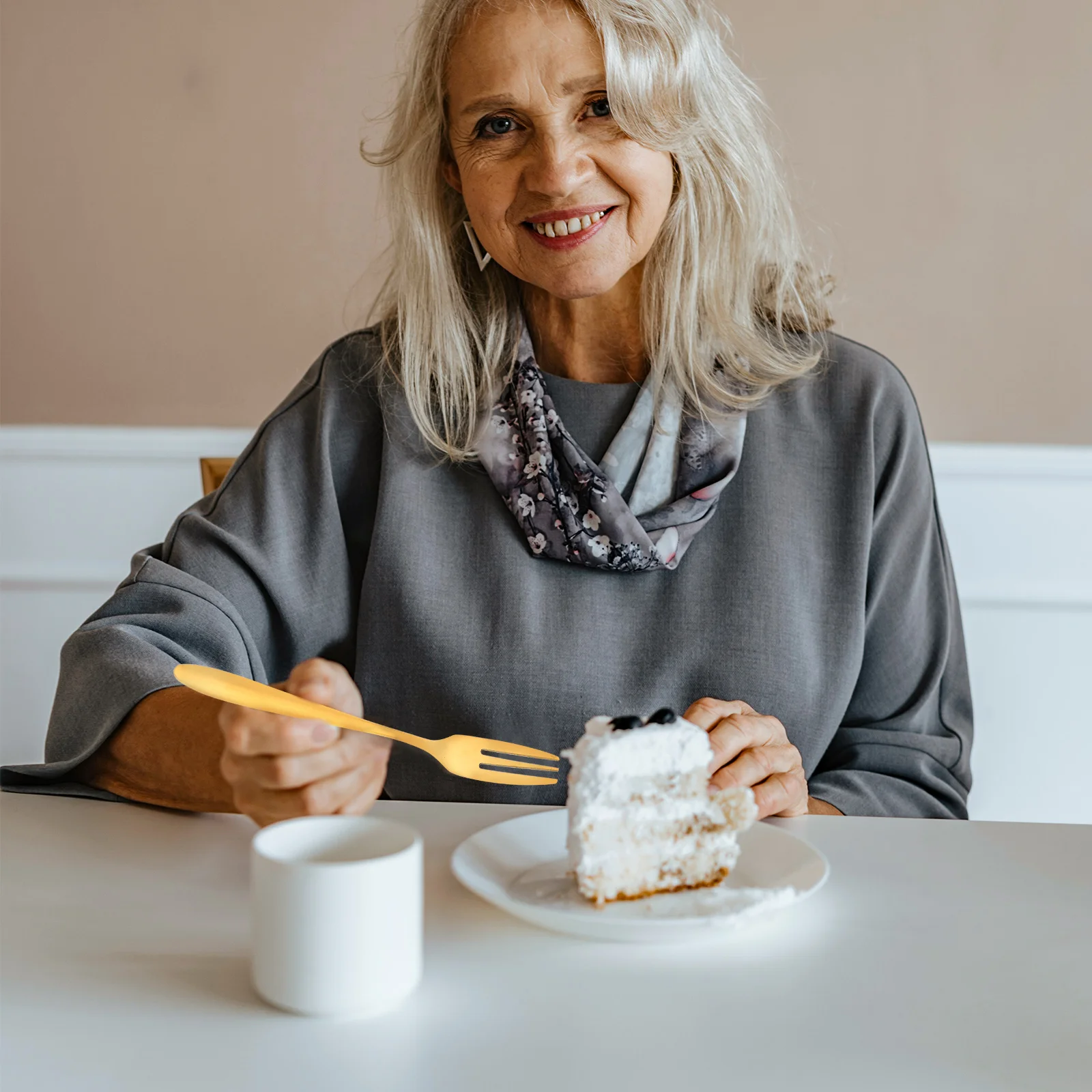 

4Pcs Stainless Steel Fruit Forks Three Tine Forks for Cakes Desserts Salads Appetizers Carnival Birthday Parties