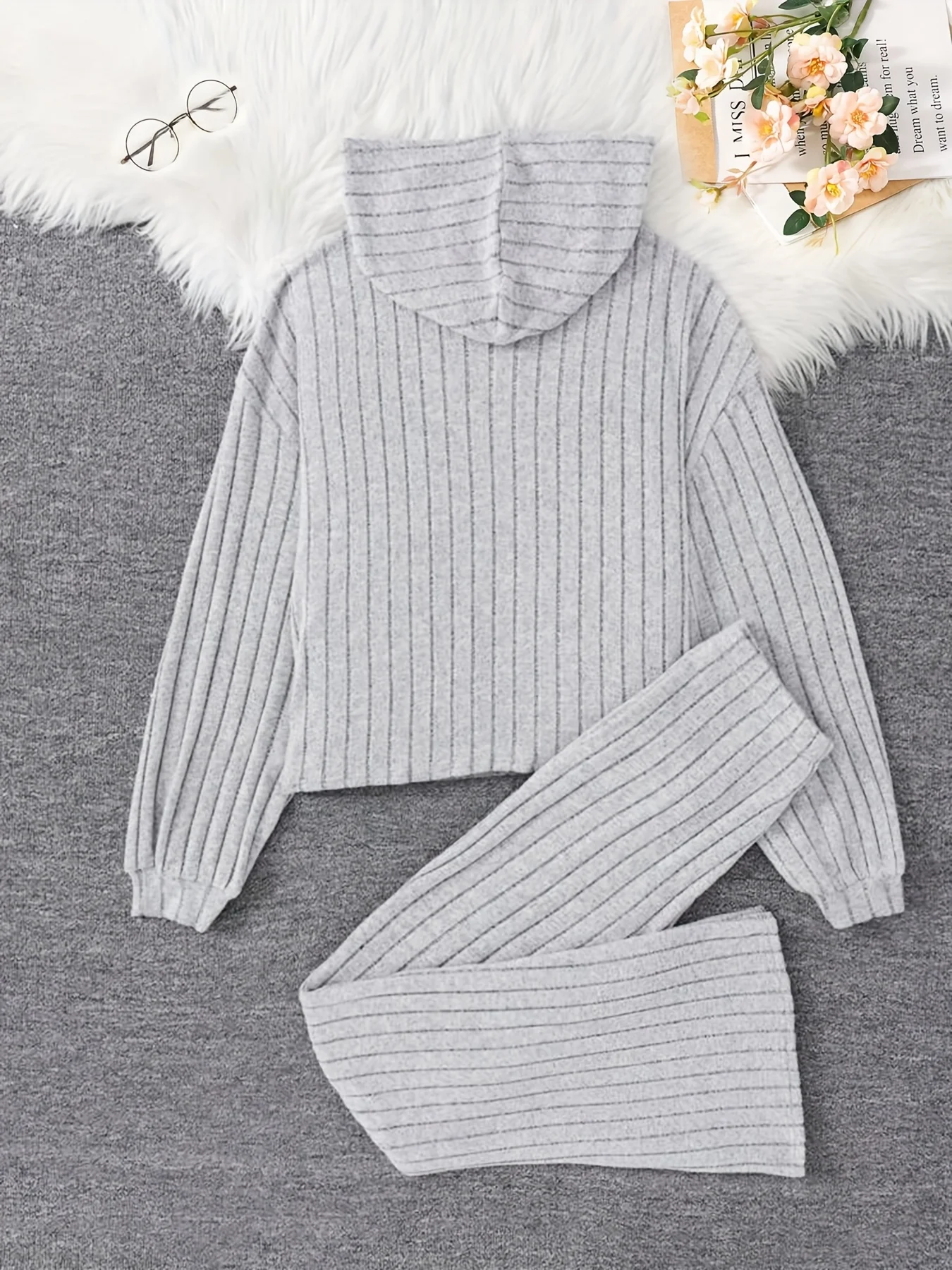 Mädchen-Herbst-Freizeitoutfit: Zweiteiliges Set aus Kapuzenpullover und ausgestellter Hose in einfarbigem Grau, geeignet für die Freizeit zu Hause und Ausflüge im Herbst, vielseitige Kleidung. – Detail 4