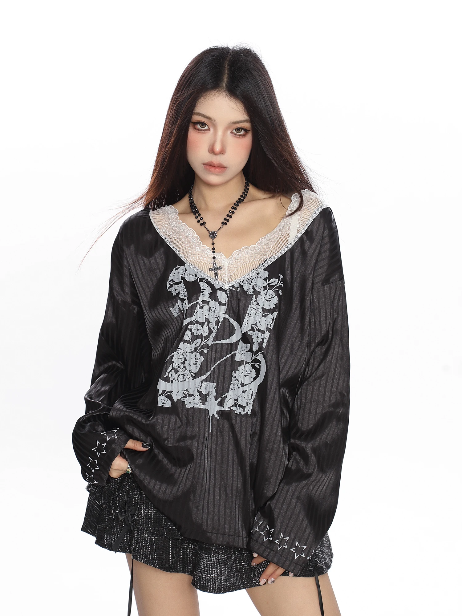 

High Quality Hot Selling Wholesale Lace Splicing V-neck Long Sleeved T-shirt Women Jerseys Satin Loose Top Sunscreen Cover Shirt