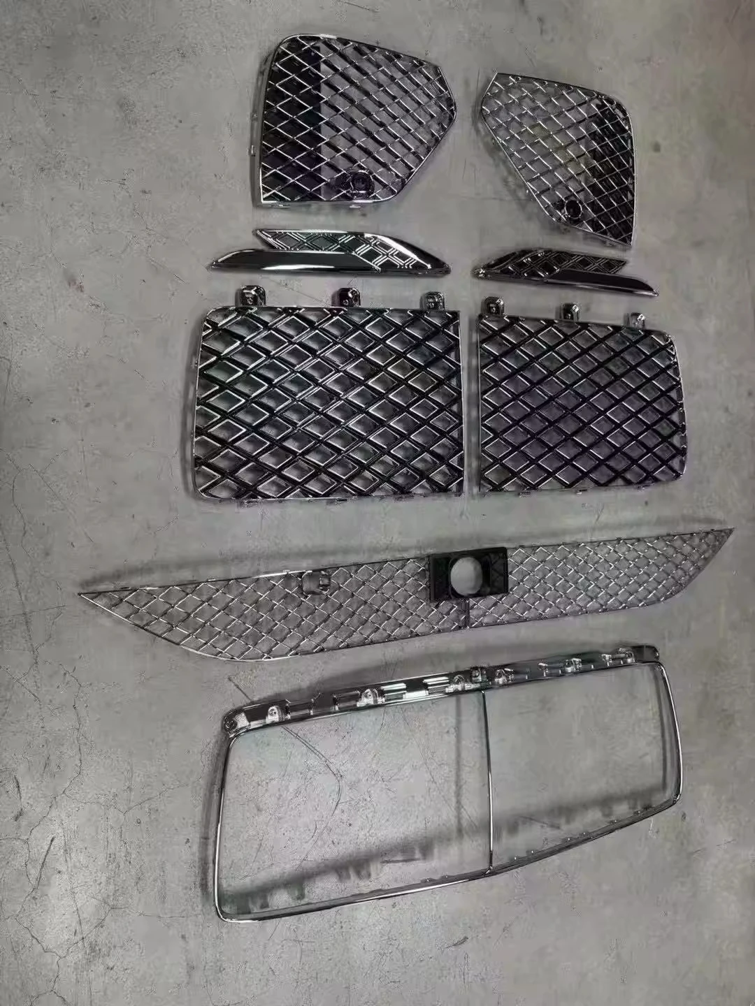 Car Grille Assembly Fit for 2024 bentley Bentayga Car M-type Exterior Accessories Body Kit Modification Part Front Bumper Grille