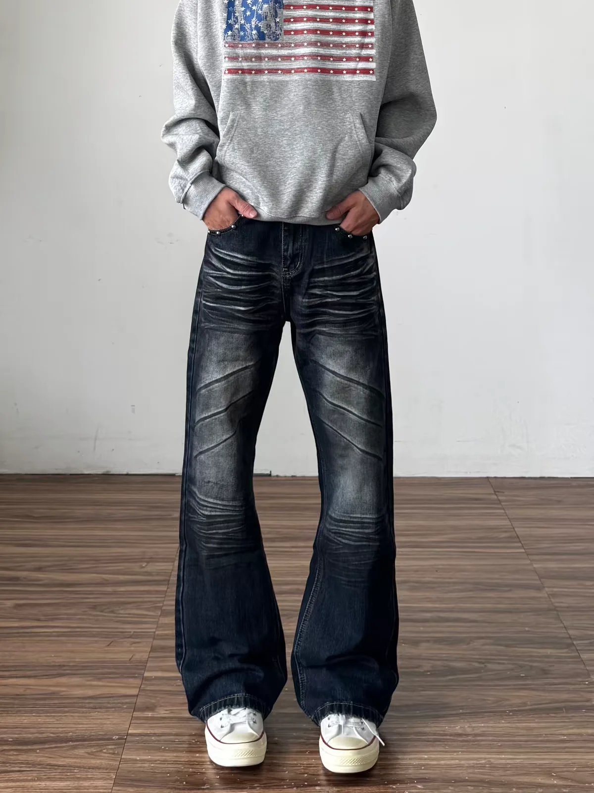 Calça Jeans Micro-Flare Slim Fit com Design American Street  Lavado, Detalhe de Bolso, Cintura Média, para Homens e Mulher...