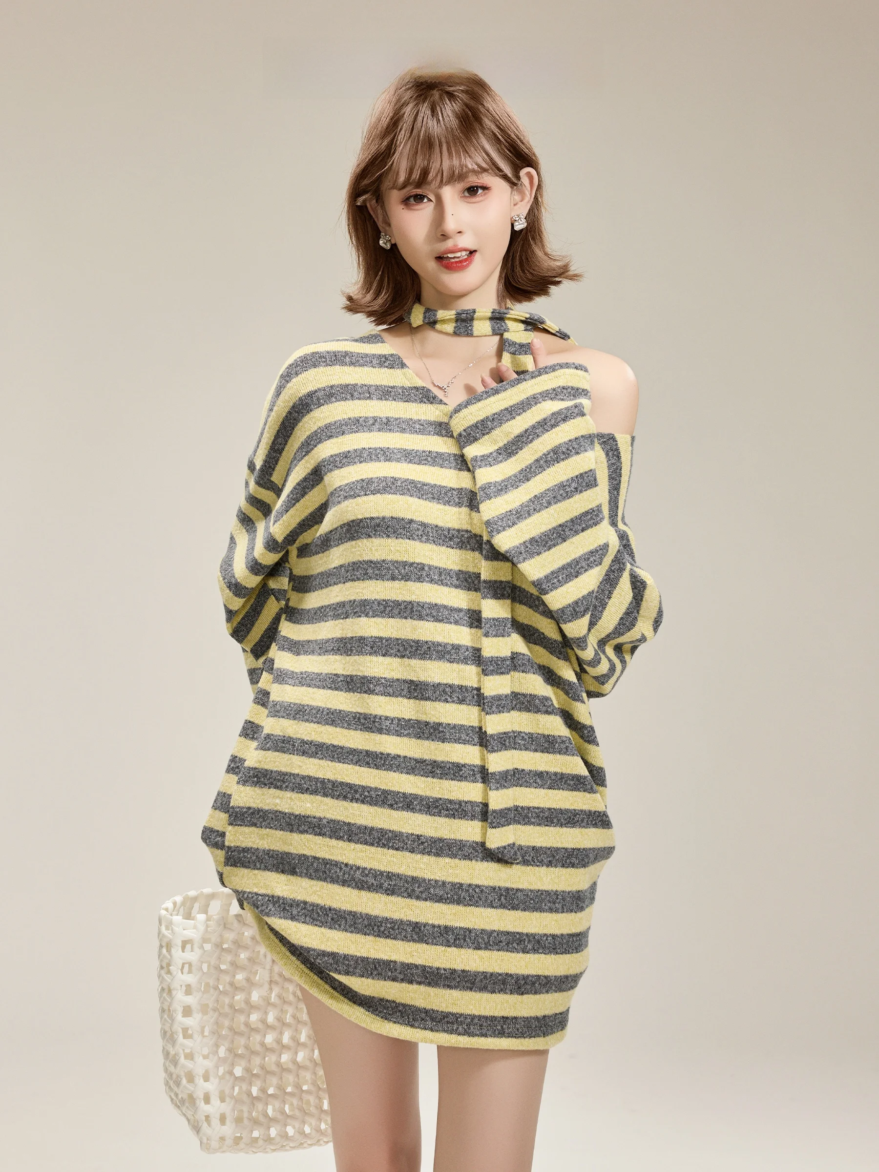 

Повседневный корейский полосатый свитер с асимметричным вырезом на плече, женский трикотажный свитер средней длины, свободный крой, осенне-зимняя мода, комфортный свободный фасон
