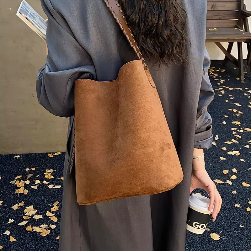 bolso de hombro  cuero Pu  gran capacidad para mujer, bolso de cubo Retro  invierno 2025, bolsos de mano  tend