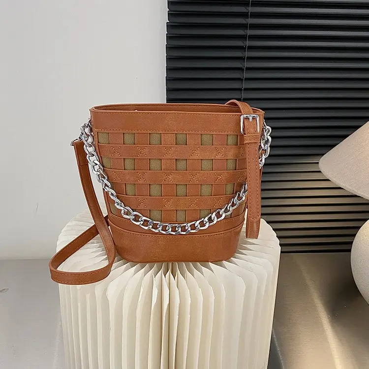 

2551 New Popular Women's Simple Fashion Versatile Commuter Leisure Niche Design Weaving Trend Light Luxury Shoulder Bag