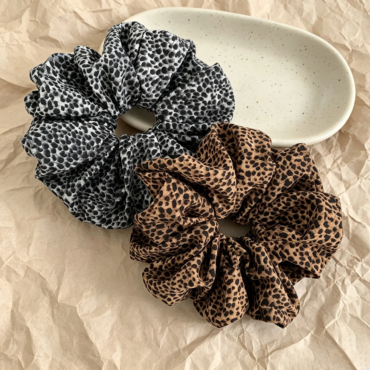 Autumn Winter New Arrival Vintage Leopard Print Scrunchie Women Soft Fabric Hair Tie Elegant Large Hair Ponytail Hair Accessorie