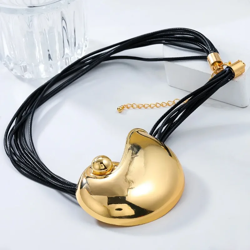 Vintage Glossy Metal Conch Shape Broochs Necklace for Women Trendy Unique Corsage Pins Holiday Jewelry Accessories 2024 New