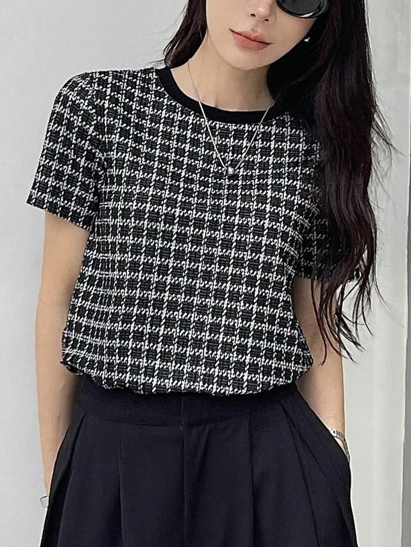 

Женская черно-белая футболка в клетку с короткими рукавами и круглым вырезом, повседневный шикарный топ для весны и лета