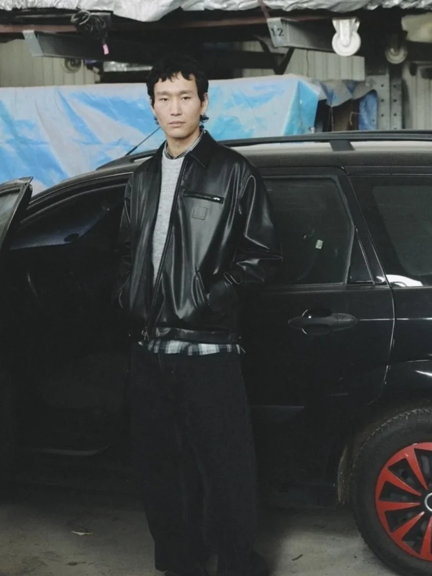 

Американская ретро-куртка в уличном стиле с логотипом автомобиля, из искусственной кожи, на молнии, повседневная, свободного кроя, с длинными рукавами, отложным воротником, для пар