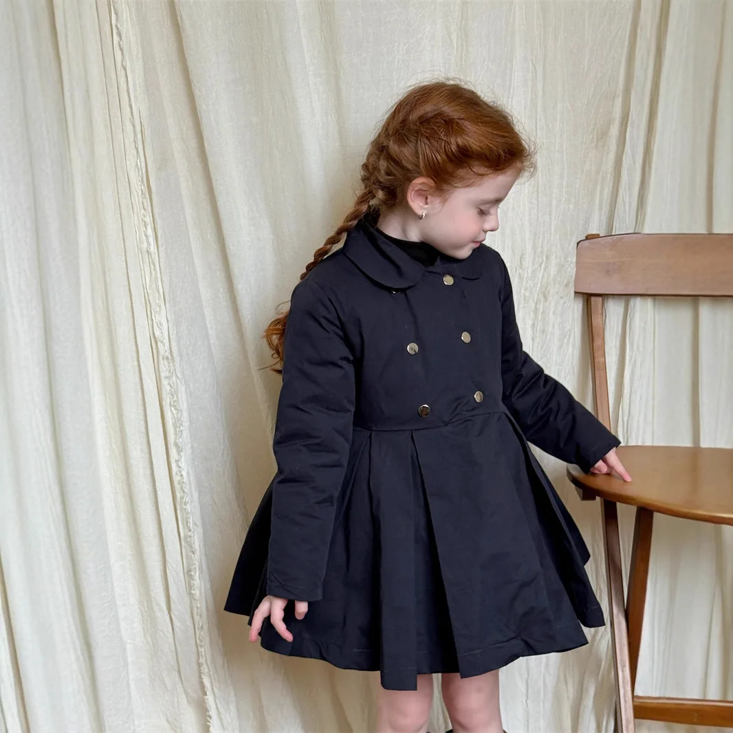 

Пальто для девочек, зима 2025, новая корейская версия, утолщенный хлопковый зажим, кукольный воротник, темпераментный двубортный плиссированный средней длины
