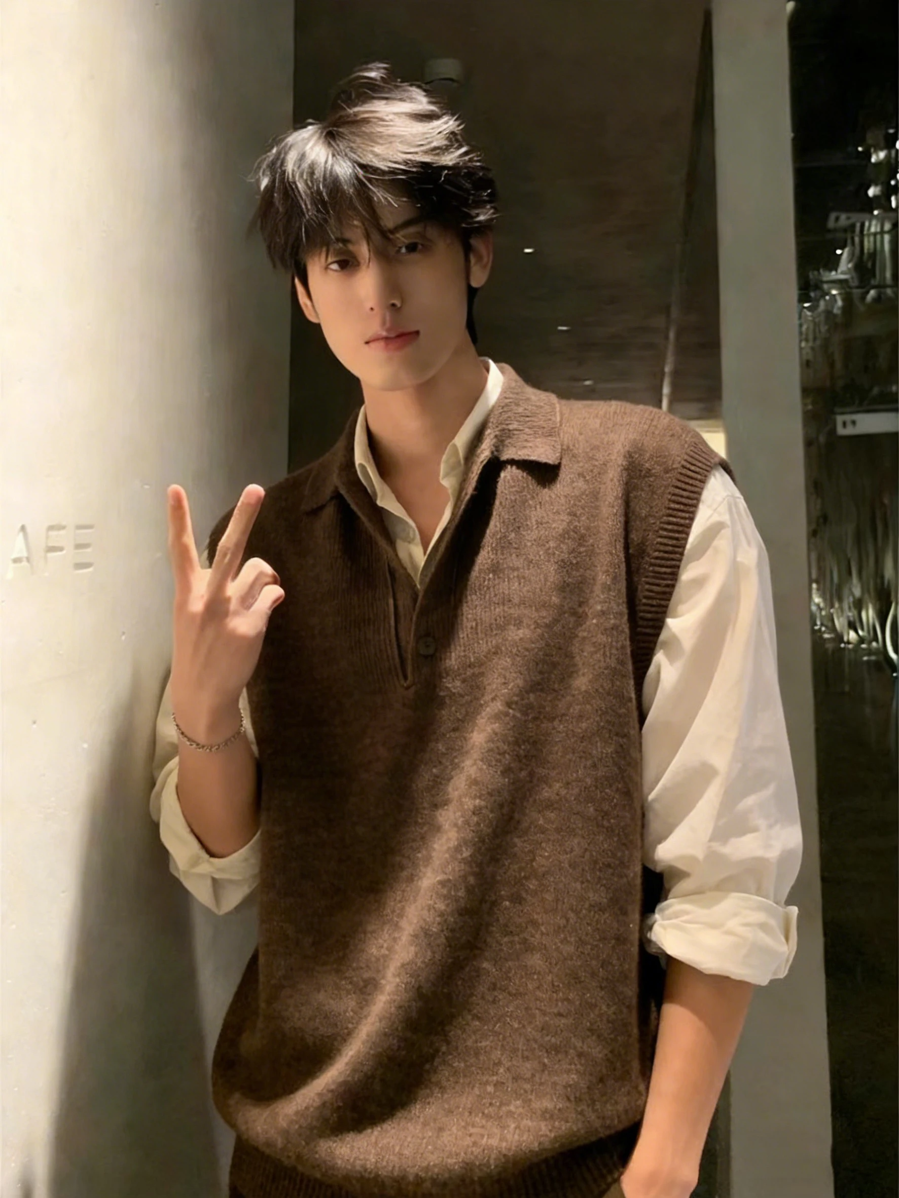 

Коричневый мужской свитер-жилет с воротником, весенне-осенний, с подплечниками, для многослойных образов, повседневный, свободного кроя