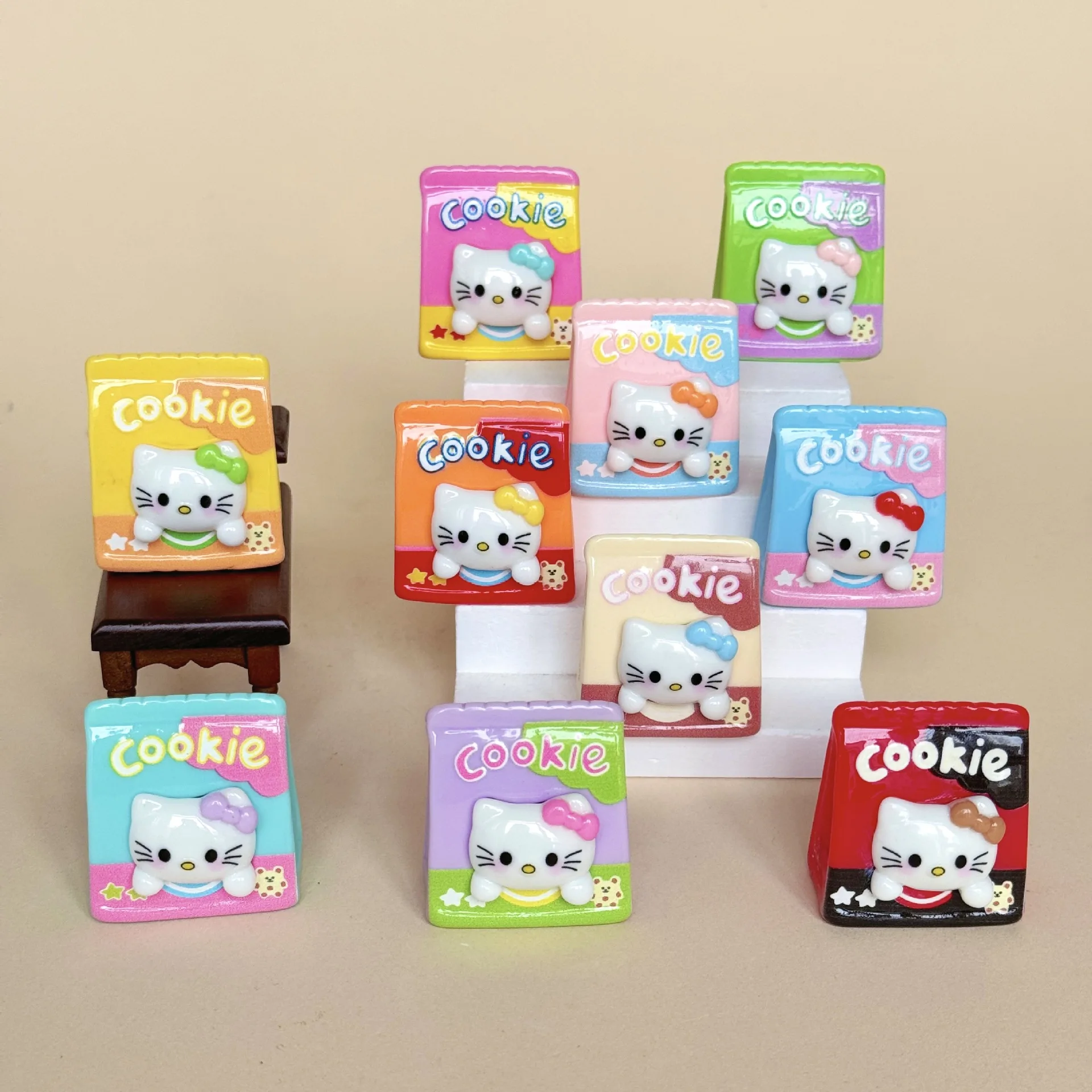 10 szt. Anime Figurki Hello Kitty Kreatywne DIY Ozdoby z Żywicy Rękodzieło Ekskluzywne Dekoracje na Biurko na Prezenty Świąteczne
