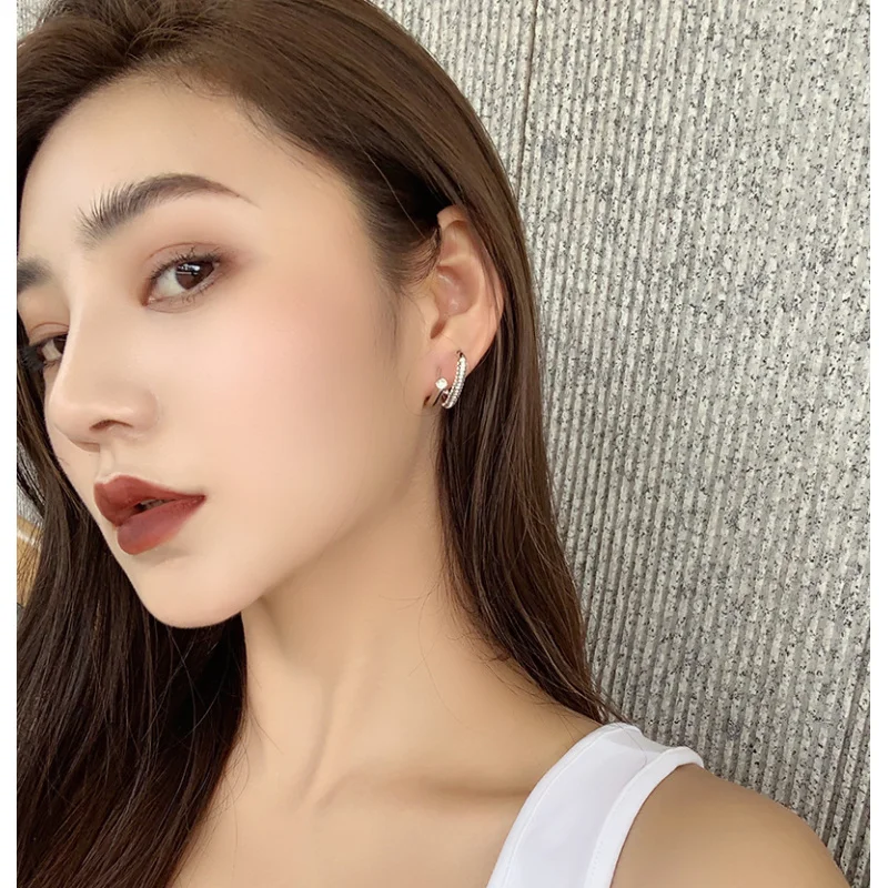 Une boucle d'oreille en argent élégante et stylée, au design subtil, adaptée aux femmes. Il fait partie des bijoux punk tendance.