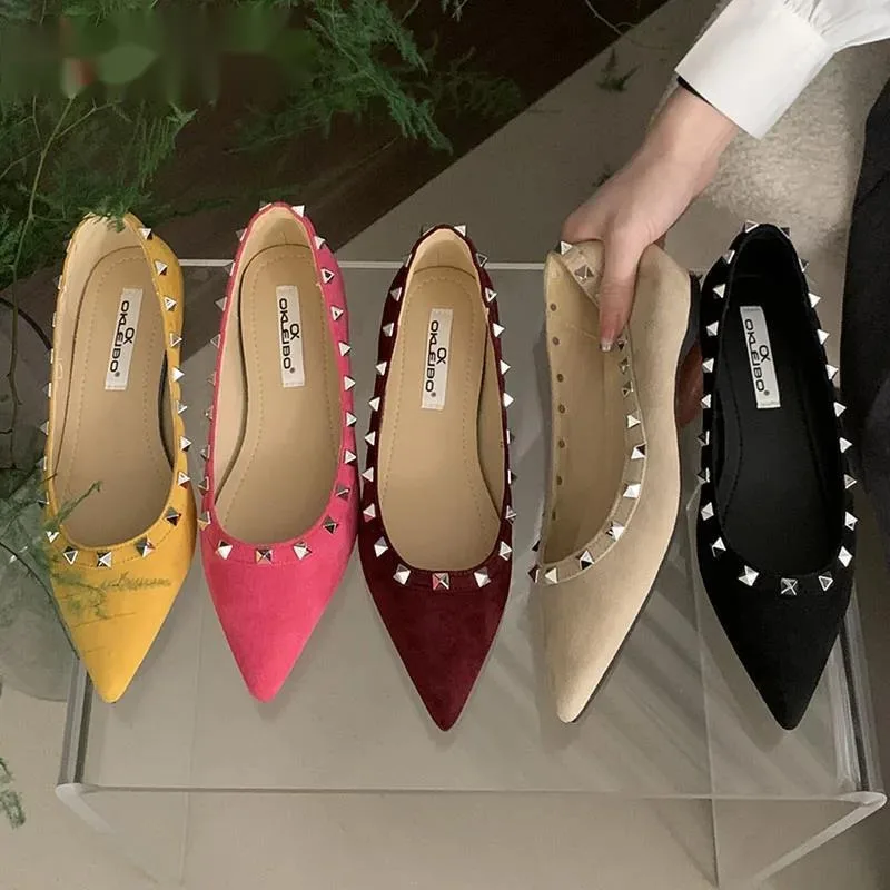 

Обувь с острым носком, туфли без шнуровки на плоской подошве для женщин, новые летние весенние женские туфли из флока на плоской подошве с заклепками