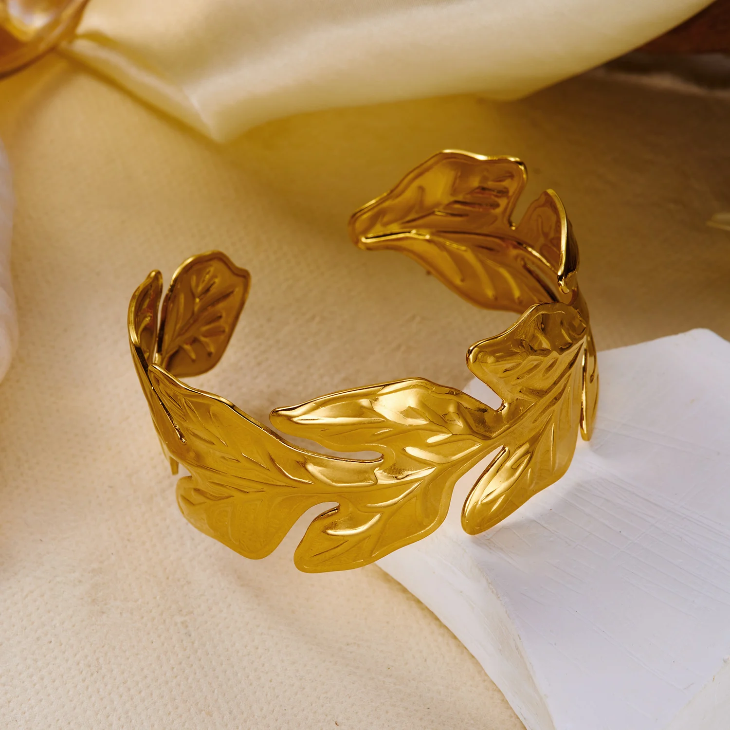 3D-Blattvenen-Textur Offener Armreif aus Edelstahl, Naturinspiriertes Mehrschichtiges Botanisches Armband für Frauen, Verstellbar – Detail 7