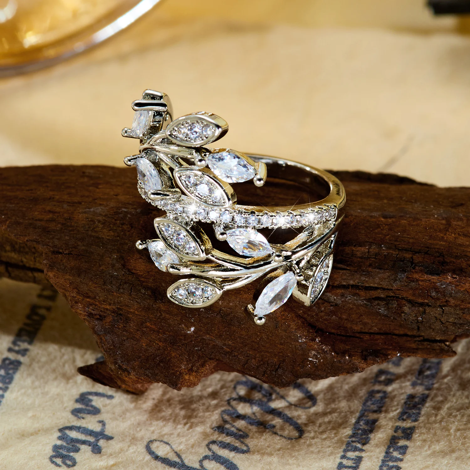 Ineinandergreifende Blätter-Design Ring aus Kupfer mit Zirkonia für Damen, Natur-Organischer Gedrehter Ranken-Stapelring, Fingerschmuck – Detail 5
