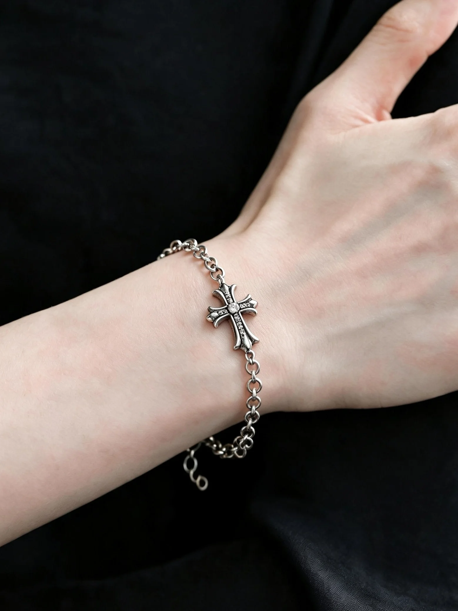 Hip-Hop Retro-Stil Diamantbesetztes Kreuz-Armband für Frauen, Personalisiert, Modisch, Nischig, Schlicht, Vielseitig, Modischer Paarschmuck