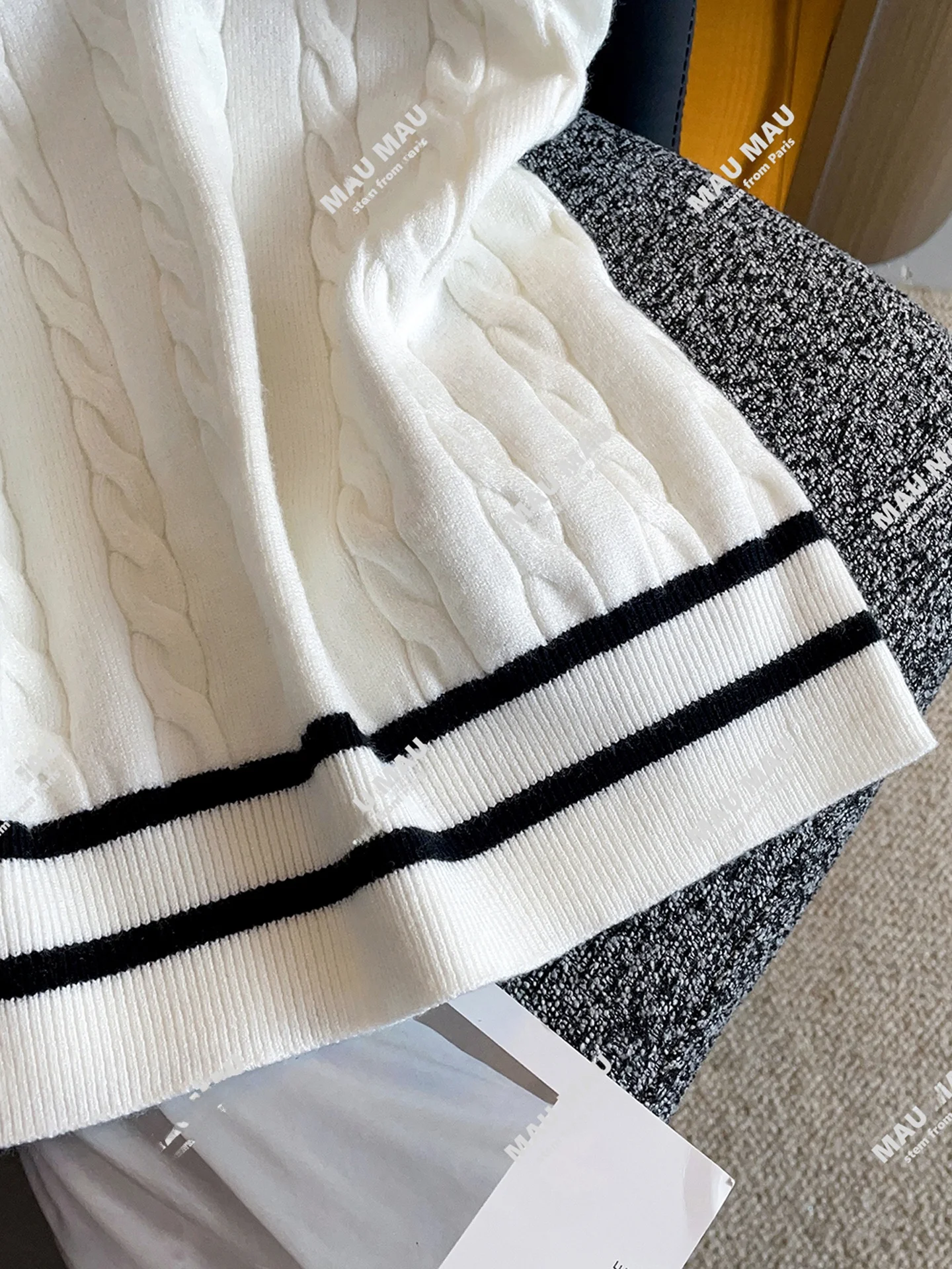 

Высококачественный вязаный жилет, топ с v-образным вырезом в полоску, осенняя мода для молодых женщин, простой трикотаж стандартной посадки для поездок на работу