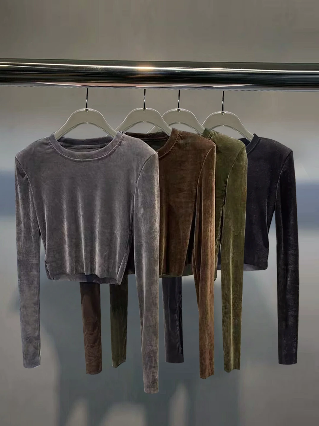 

Женский топ LIMANER2025: Золотистый бархат, круглый вырез, длинный рукав, универсальная базовая футболка с подплечниками для ранней осени