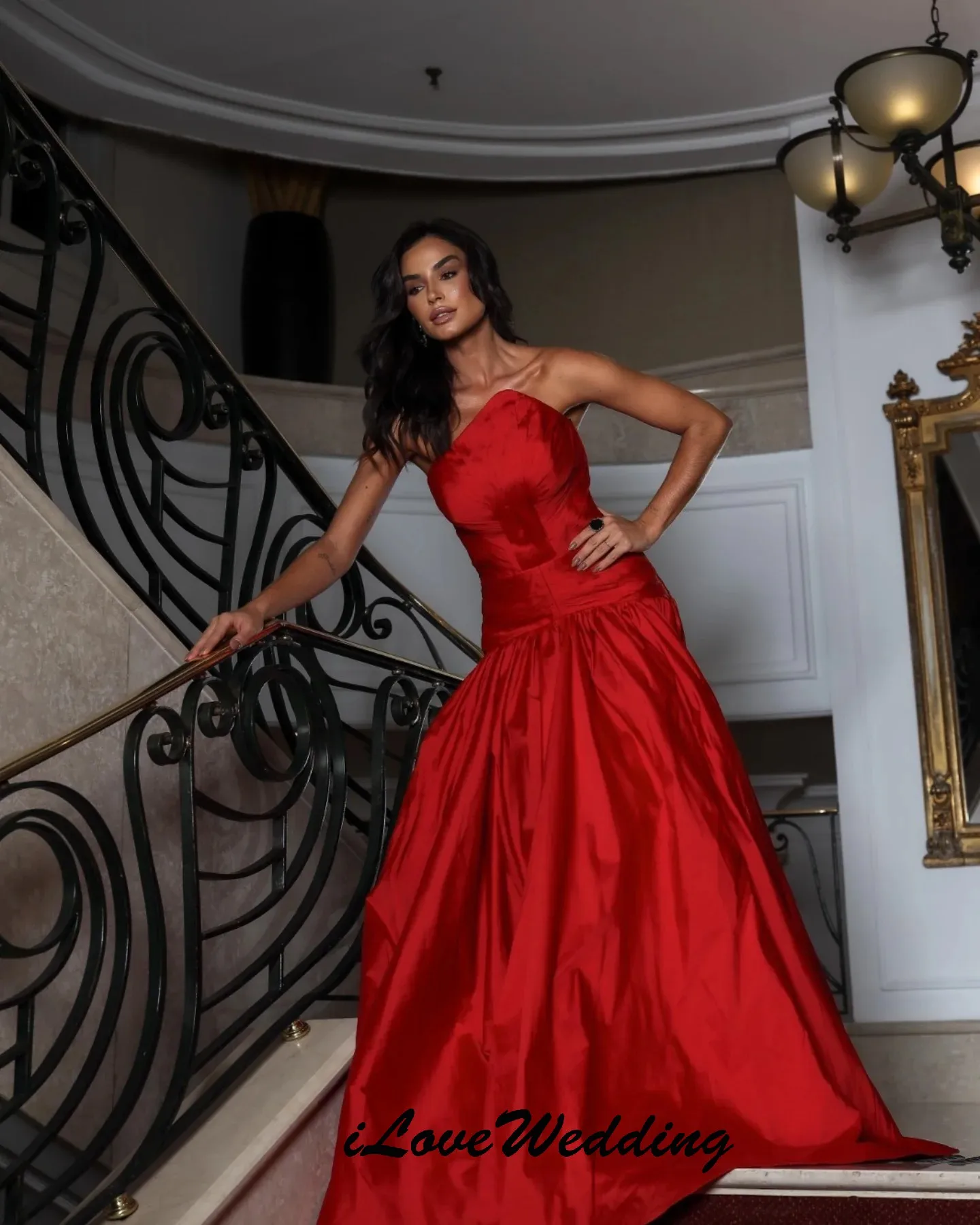 فساتين سهرة أنيقة بدون حمالات 2025 فستان حفلات الزفاف الأحمر للمرأة فساتين لحضور الحفلات الموسيقية سويب تراين بدون أكمام رسمي مخصص