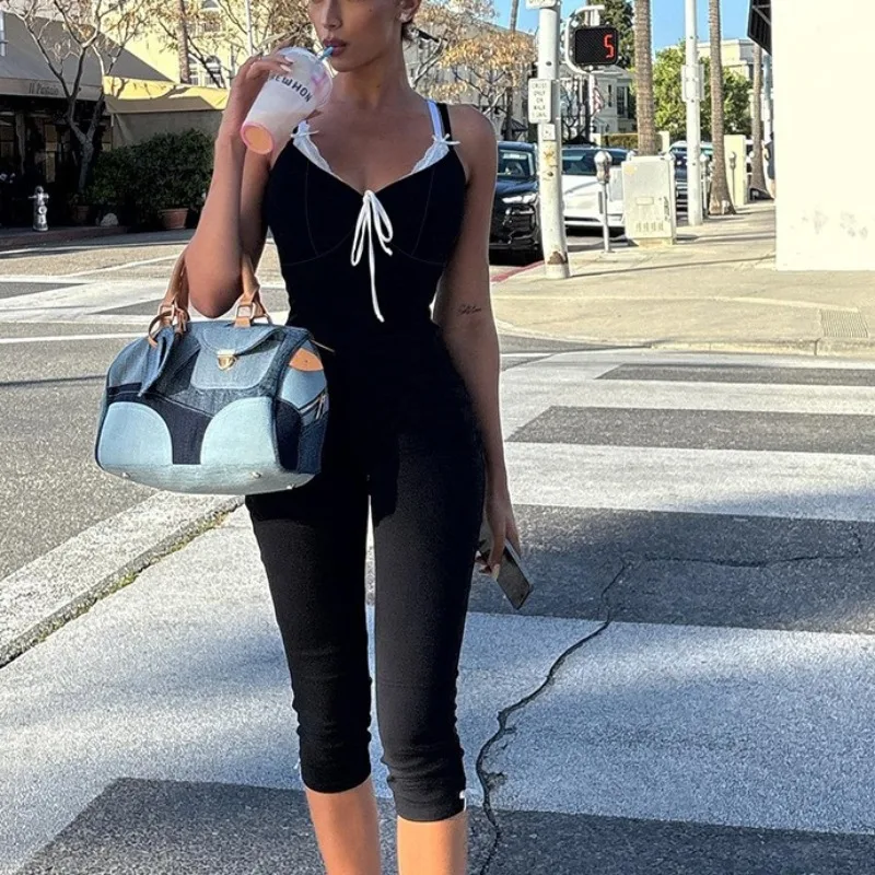 بدلة يوجا كريسناس بحزام سباغيتي أسود 2 في 1 للنساء 2026 بدلة قفز جديدة ضيقة بألوان متباينة عالية الخصر متماسكة بطول الساق