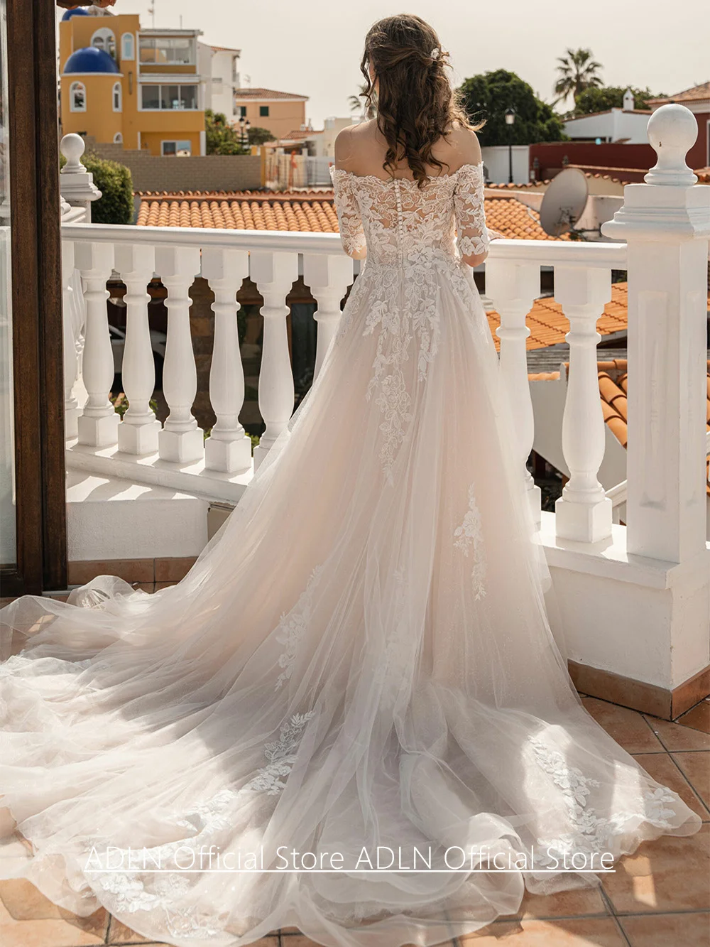 ชุดแต่งงานผู้หญิงแบบคอเรือ แขนสั้น ประดับเลื่อม แต่งแอพพลิเค ทรงเอไลน์ พร้อมชายกระโปรงยาว