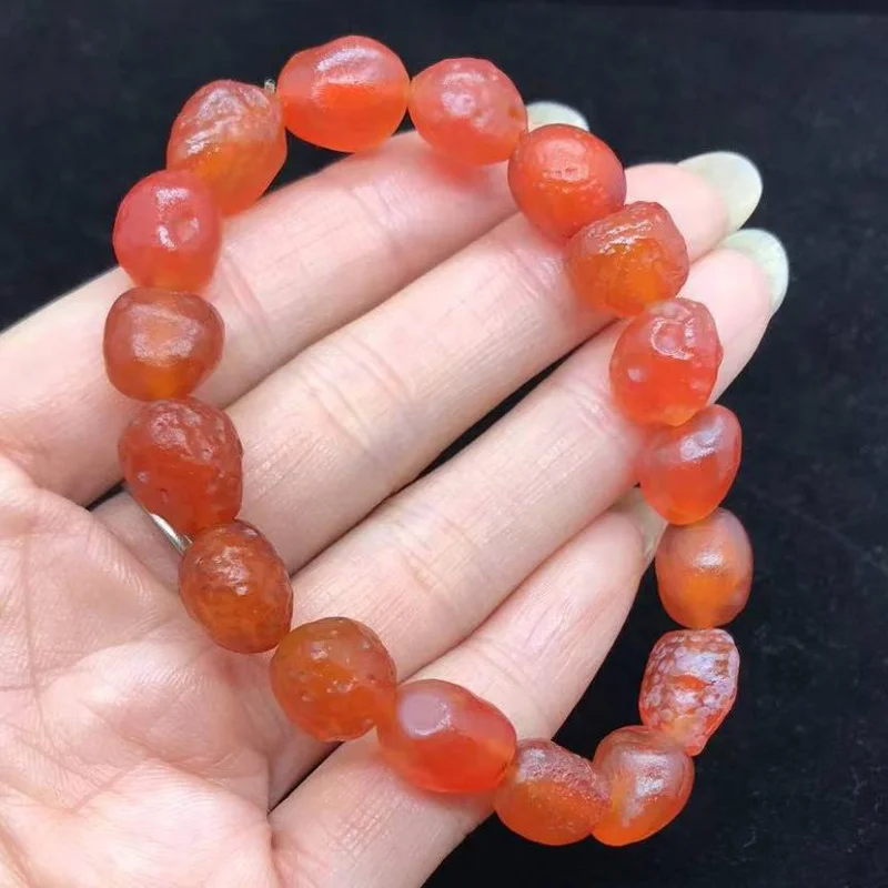 

Natural Alashan Gobi stone raisin cherry red agate bracelet, fashionable and versatile