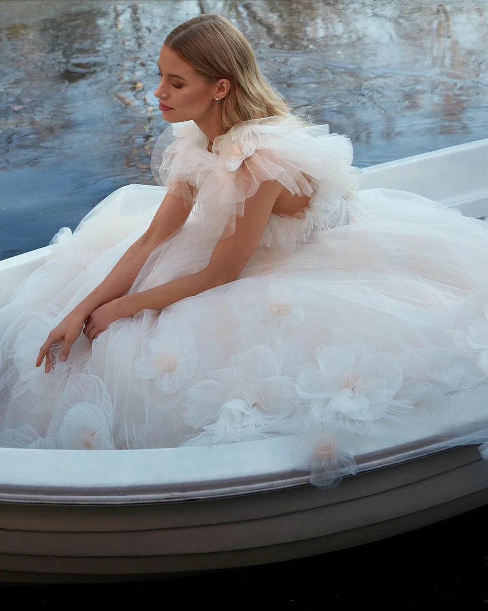 Perfect Gorgeous Long Wedding Dresses 3D Flowers Crystal Appliques Evening Gowns V-Neck A-Line Party Dress Occasion Formal Dress