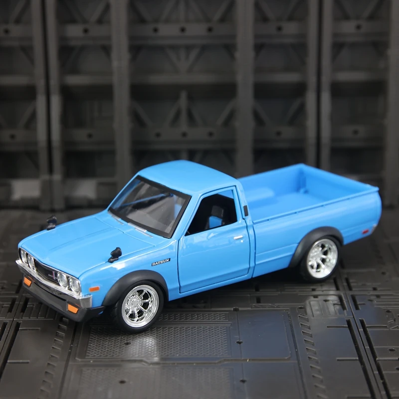 Maisto 1:24 Nissan Datsun 620 Pickup Transport Vehicle Alloy Model Car Ornament Collection Doors and Hood Can be Opened