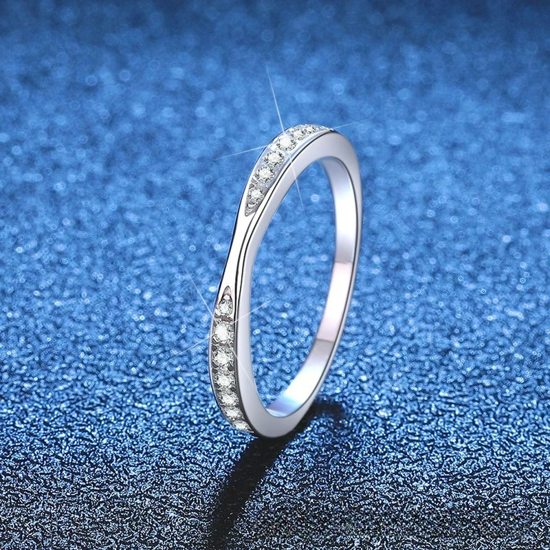 

Platinum PT950 18K Gold Simple and Fashionable Korean Version Small Fresh Moissanite Light Luxury Style Moissanite Ring